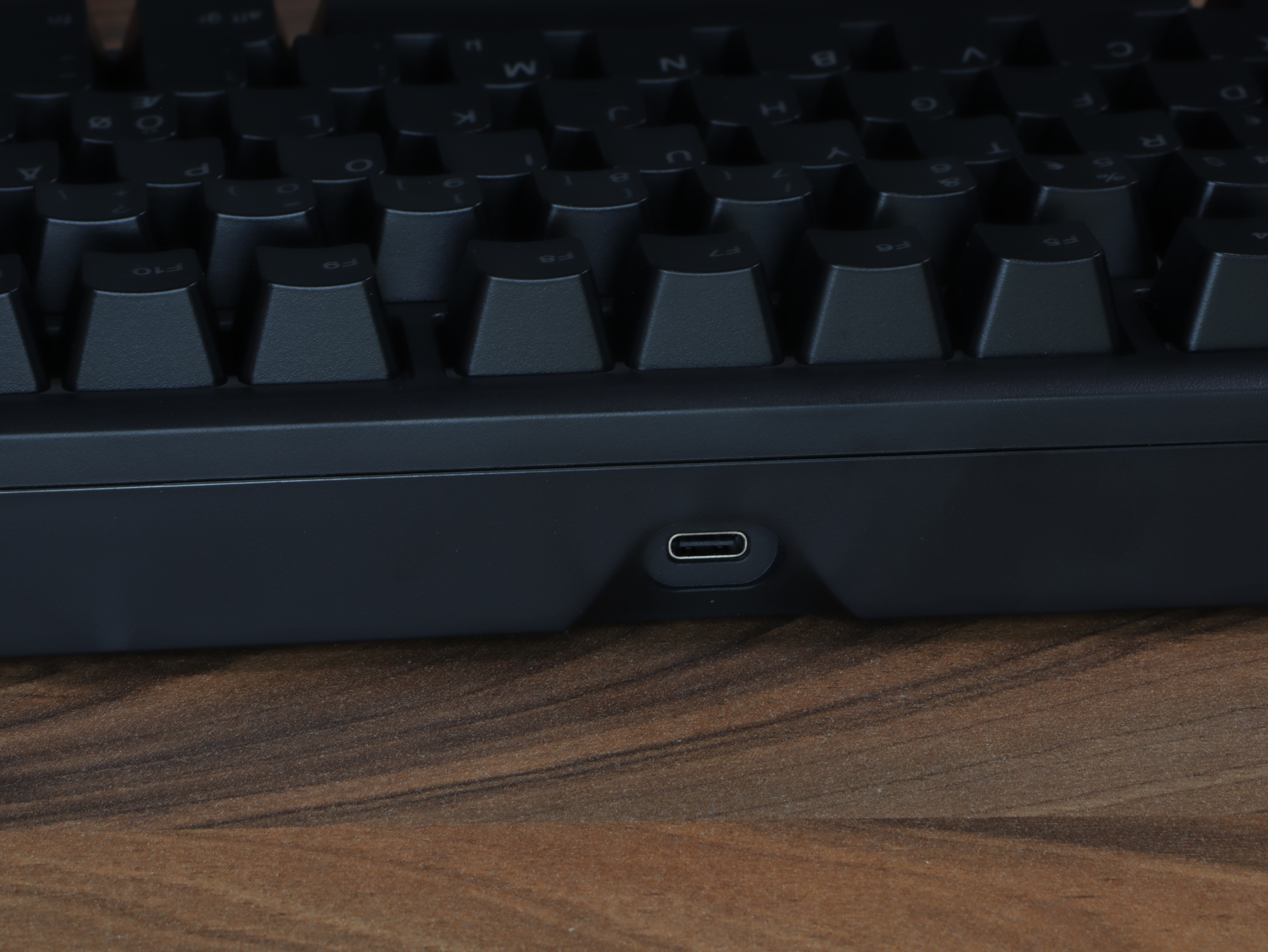 Glorious GMBK 75% gaming low price budget keyboard wired waterproof.JPG
